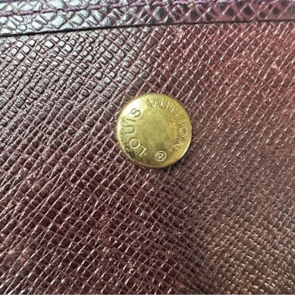 AUTHENTIC Louis Vuitton keycase. Brown Epi leather.